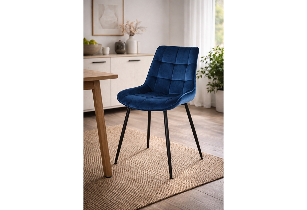 Η καρέκλα τοποθετημένη σε μια τραπεζαρία.